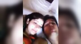 Heiße pakistanische Freundin wird im Schlafzimmer ungezogen 2 min 20 s