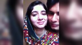 Heiße pakistanische Freundin wird im Schlafzimmer ungezogen 1 min 00 s