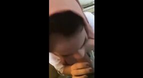 Nena sexy en hijab le da a su amante una mamada sensual 1 mín. 30 sec
