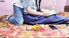 গ্রামের এক শিক্ষার্থী তার বন্ধুর সাথে বাষ্পীয় ত্রয়ীতে নোংরা হয়ে যায় 5 মিন 20 সেকেন্ড