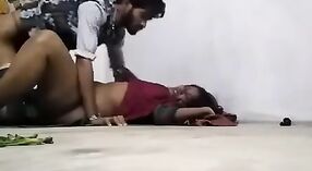 Bhabi-clad tamil cặp vợ chồng tham gia vào tình dục ướtam trong video âm nhạc 1 tối thiểu 20 sn