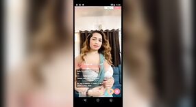 Aditi Mistri se burla en un sari en vivo en Premium 23 mín. 20 sec