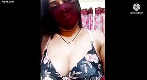 Auntia's sensual óleo de massagem em seus peitos em desi Vídeo 4 minuto 00 SEC