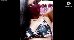 Auntia's sensual óleo de massagem em seus peitos em desi Vídeo 1 minuto 00 SEC