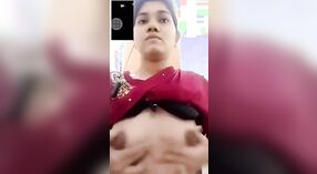 Gadis Kesepian yang Lucu Setuju untuk Memamerkan Vaginanya di depan Kamera 3 min 20 sec