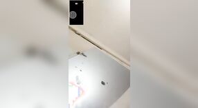 Jolie Fille Solitaire Accepte de Montrer Sa Chatte devant la Caméra 5 minute 00 sec