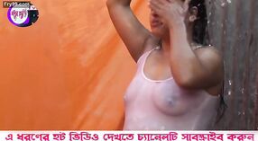गीला सफेद टी शर्ट स्नान के समय के साथ एक बांग्ला लड़की 4 मिन 20 एसईसी