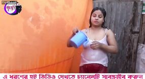 Mokry biały t - shirt czas kąpieli z busty bangla lady 5 / min 00 sec