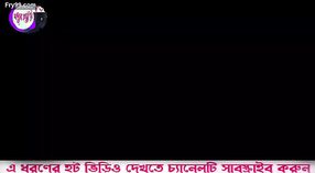 गीला सफेद टी शर्ट स्नान के समय के साथ एक बांग्ला लड़की 7 मिन 40 एसईसी