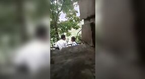 Sexo al aire libre con una pareja joven a la que le encanta chupar y follar 0 mín. 0 sec