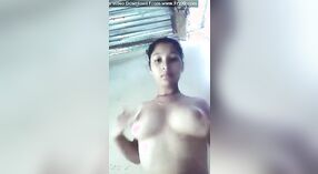 Menina bonita se entrega a dedilhado prazer 0 minuto 0 SEC