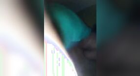 Desi bambino gode suzione e cazzo in questo steamy video 0 min 0 sec