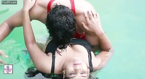 El Encuentro en la Piscina más Caliente de 2022 con una Pareja 10 mín. 20 sec