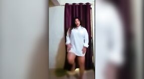 Baile sensual de la tía Chhabra sin pantalones 0 mín. 0 sec