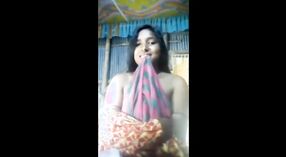 Vídeo de uma rapariga Bangla a descer e a sujar-se 1 minuto 20 SEC