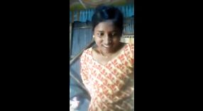 バングラの女の子が降りて汚れているビデオ 2 分 00 秒