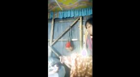 Vídeo de uma rapariga Bangla a descer e a sujar-se 0 minuto 40 SEC