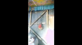 Video de una niña bengalí que se ensucia y ensucia 1 mín. 00 sec