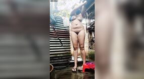 Belle robe et scène de douche sexy avec une villageoise bangladaise 9 minute 40 sec