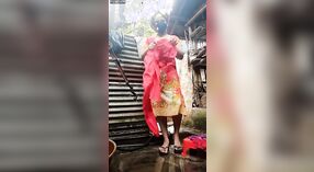 Vestido bonito e cena de banho sexy com uma rapariga da aldeia de Bangladesh 12 minuto 00 SEC