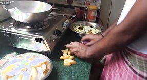 Desi情妇在厨房里用公鸡占据着她的仆人！ 0 敏 0 sec
