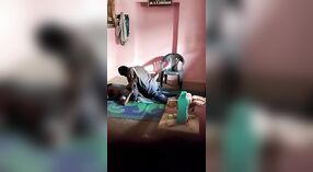 Bhabhi en haar minnaar genieten van gepassioneerde seks op de vloer 1 min 40 sec