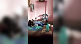Bhabhi en haar minnaar genieten van gepassioneerde seks op de vloer 1 min 50 sec