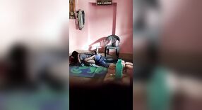 Bhabhi i jej kochanek lubią namiętny seks na podłodze 2 / min 00 sec