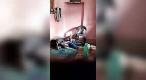 Bhabhi en haar minnaar genieten van gepassioneerde seks op de vloer 2 min 10 sec