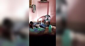 Bhabhi en haar minnaar genieten van gepassioneerde seks op de vloer 2 min 20 sec