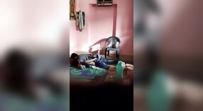 Bhabhi en haar minnaar genieten van gepassioneerde seks op de vloer 2 min 30 sec