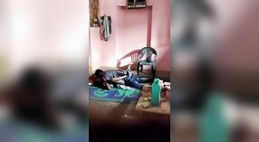 Bhabhi en haar minnaar genieten van gepassioneerde seks op de vloer 2 min 40 sec