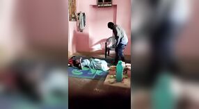 Bhabhi i jej kochanek lubią namiętny seks na podłodze 2 / min 50 sec