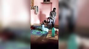 Bhabhi en haar minnaar genieten van gepassioneerde seks op de vloer 3 min 10 sec