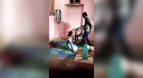 Bhabhi en haar minnaar genieten van gepassioneerde seks op de vloer 3 min 20 sec