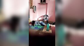 Bhabhi en haar minnaar genieten van gepassioneerde seks op de vloer 0 min 0 sec