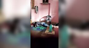 Bhabhi i jej kochanek lubią namiętny seks na podłodze 0 / min 30 sec