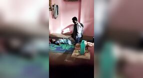 Bhabhi en haar minnaar genieten van gepassioneerde seks op de vloer 0 min 50 sec