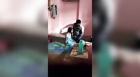 Bhabhi und Ihr Liebhaber genießen leidenschaftlichen sex auf dem Boden 1 min 00 s