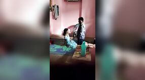 Bhabhi und Ihr Liebhaber genießen leidenschaftlichen sex auf dem Boden 1 min 10 s