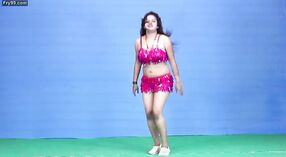 Un seducente danza da una splendida ragazza 2 min 10 sec