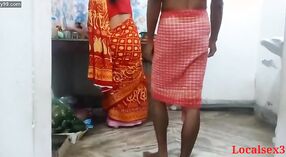 Czerwony ubrany indyjski żona w sari cieszy namiętny seks z wcześnie Gore 1 / min 10 sec