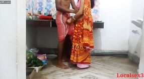 萨里（Sari）的红色穿着印度妻子与早期的血腥享受性爱 2 敏 50 sec