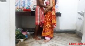 Roodgeklede Indiase vrouw in sari geniet van gepassioneerde seks met vroege Gore 3 min 40 sec