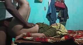 Sexy Desi bhabi krijgt neer en vies in masturbatie video - 2 min 20 sec