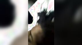 Une étudiante indienne satisfait les désirs de son amant en lui faisant une fellation et en ayant des relations sexuelles dans un dortoir 0 minute 0 sec