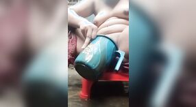 Gadis lajang seksi mandi dan menuangkan air seni ke seluruh tubuhnya 7 min 00 sec
