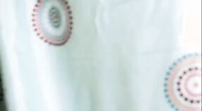 இந்திய மனைவி தனது காதலனுடன் வீட்டில் குறும்பு செய்கிறாள் 7 நிமிடம் 20 நொடி