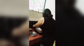 Jipsa Bigam pyszni się swoim gorącym pępkiem i piersiami w czarnej koszulce na youtube 1 / min 20 sec