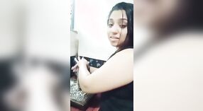 জিপসা বিগাম ইউটিউবে একটি কালো টি-শার্টে তার গরম পেটের বোতাম এবং স্তনগুলি ফ্লান্ট করে 2 মিন 50 সেকেন্ড